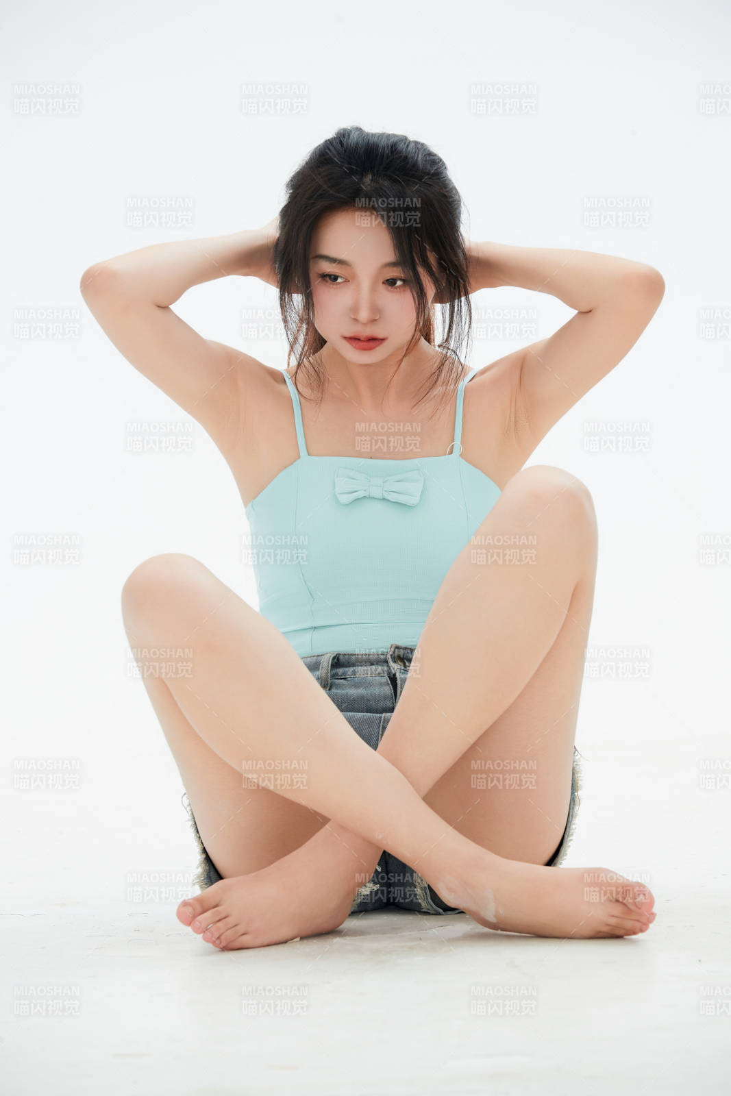 白色背景里的中国女性大学生图片