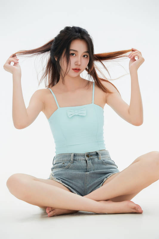 白色背景里的中国女性大学生图片