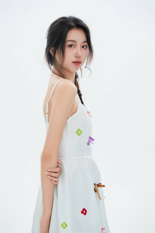 白色背景里的中国女性大学生图片