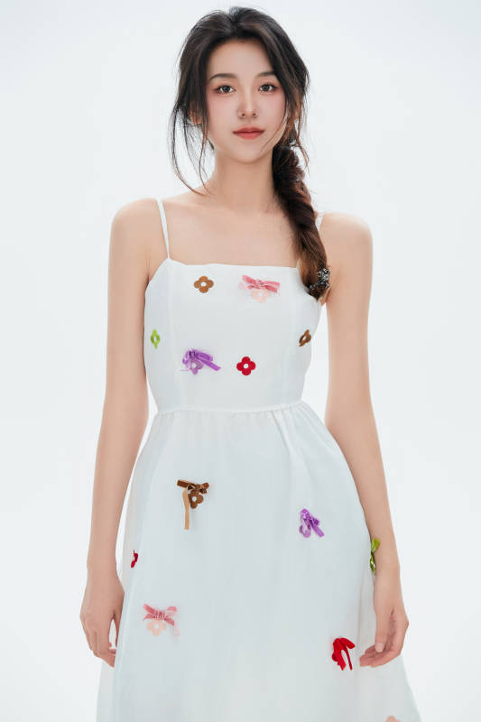 白色背景里的中国女性大学生图片