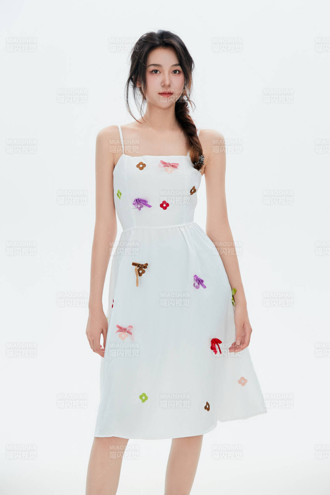 白色背景里的中国女性大学生图片