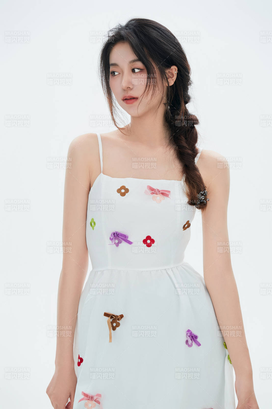 白色背景里的中国女性大学生图片