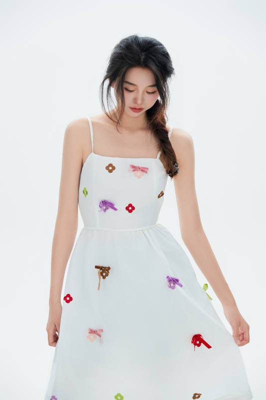 白色背景里的中国女性大学生图片