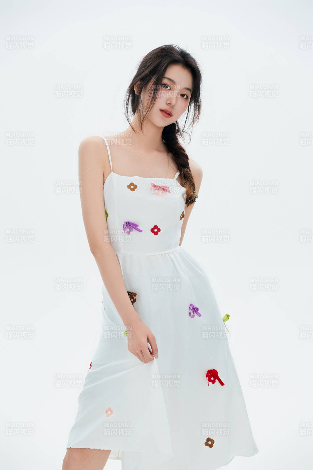 白色背景里的中国女性大学生图片