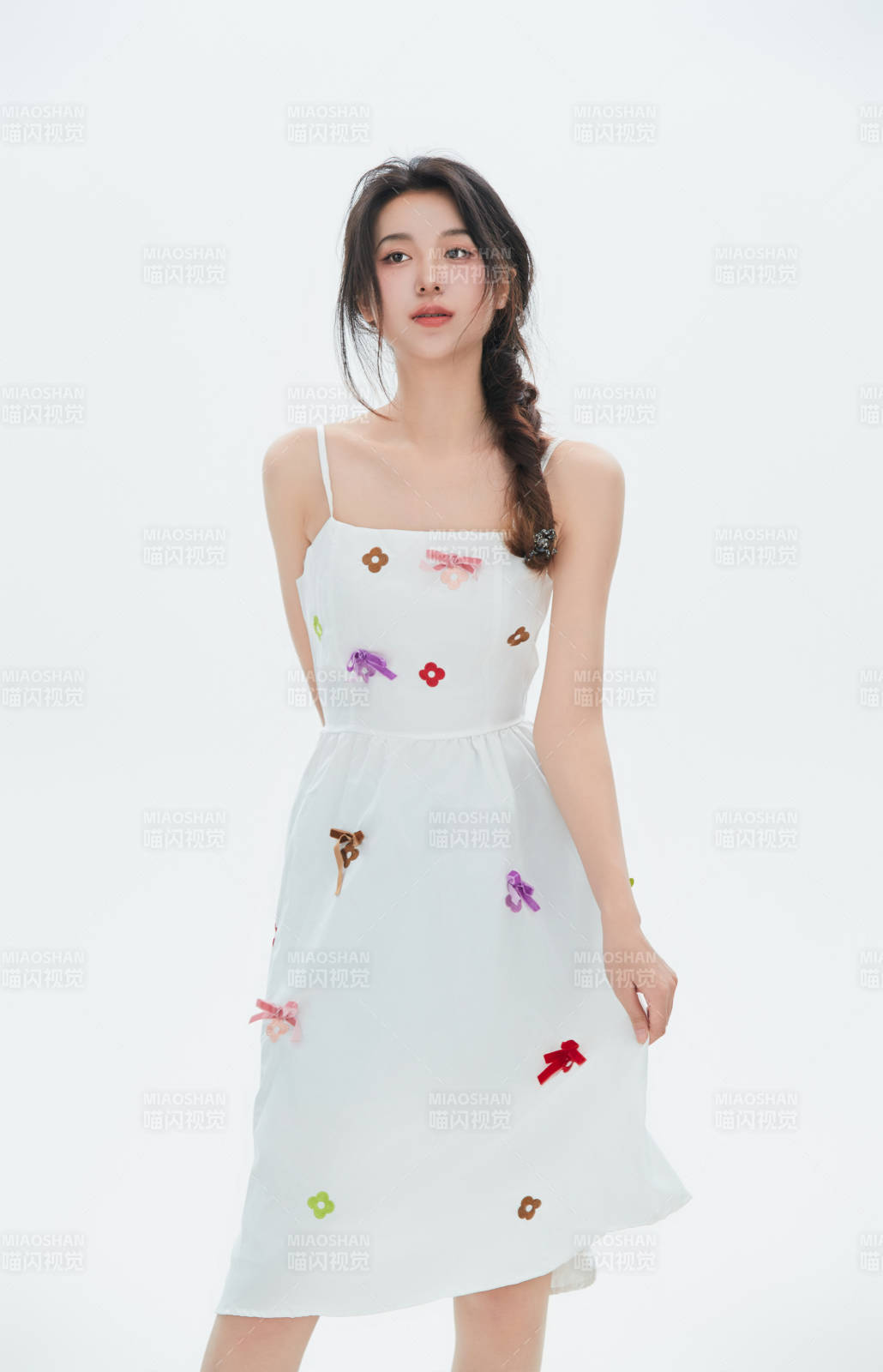 白色背景里的中国女性大学生图片