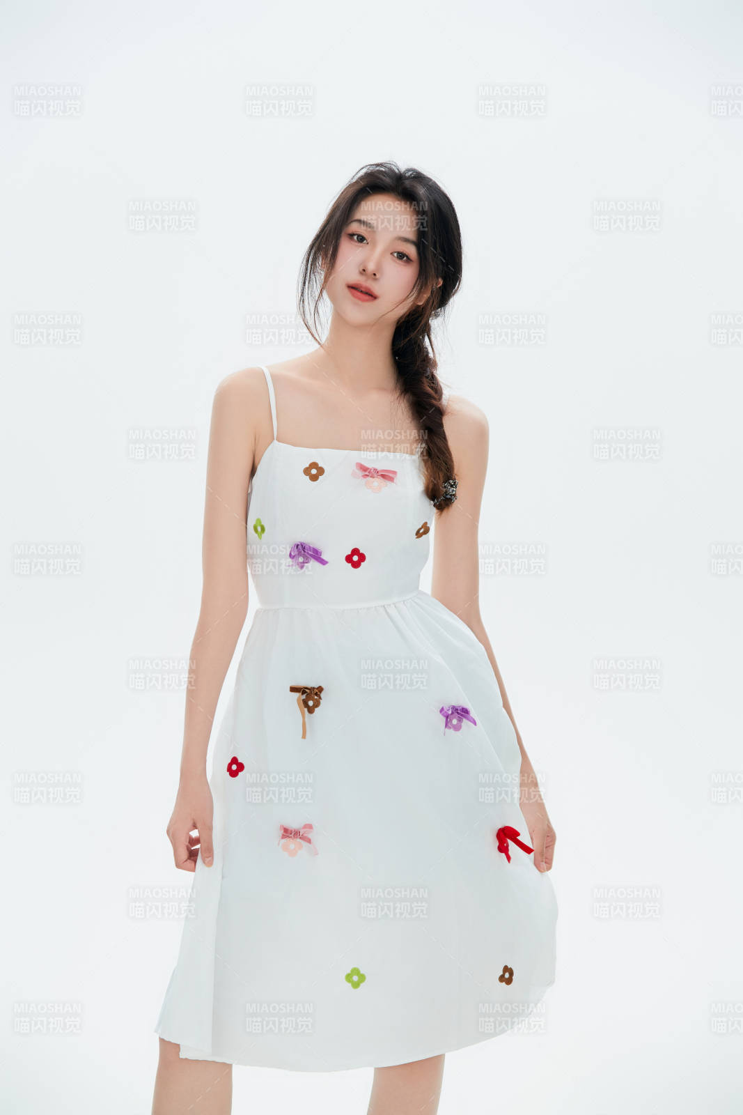 白色背景里的中国女性大学生图片