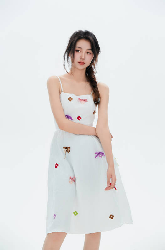 白色背景里的中国女性大学生图片