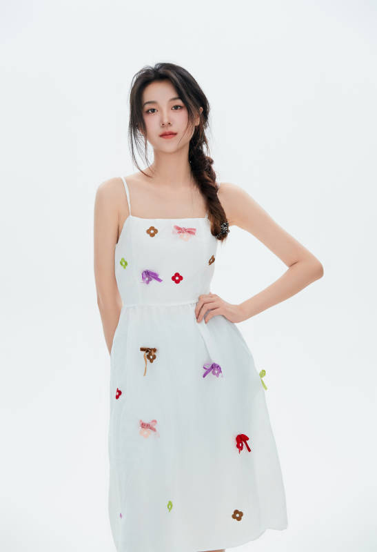 白色背景里的中国女性大学生图片