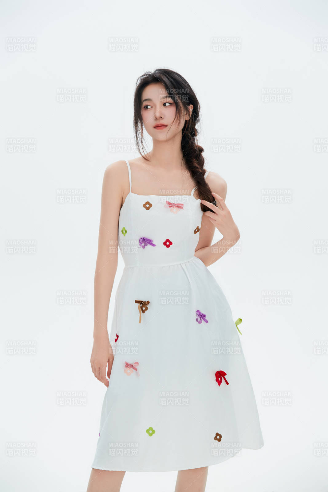 白色背景里的中国女性大学生图片