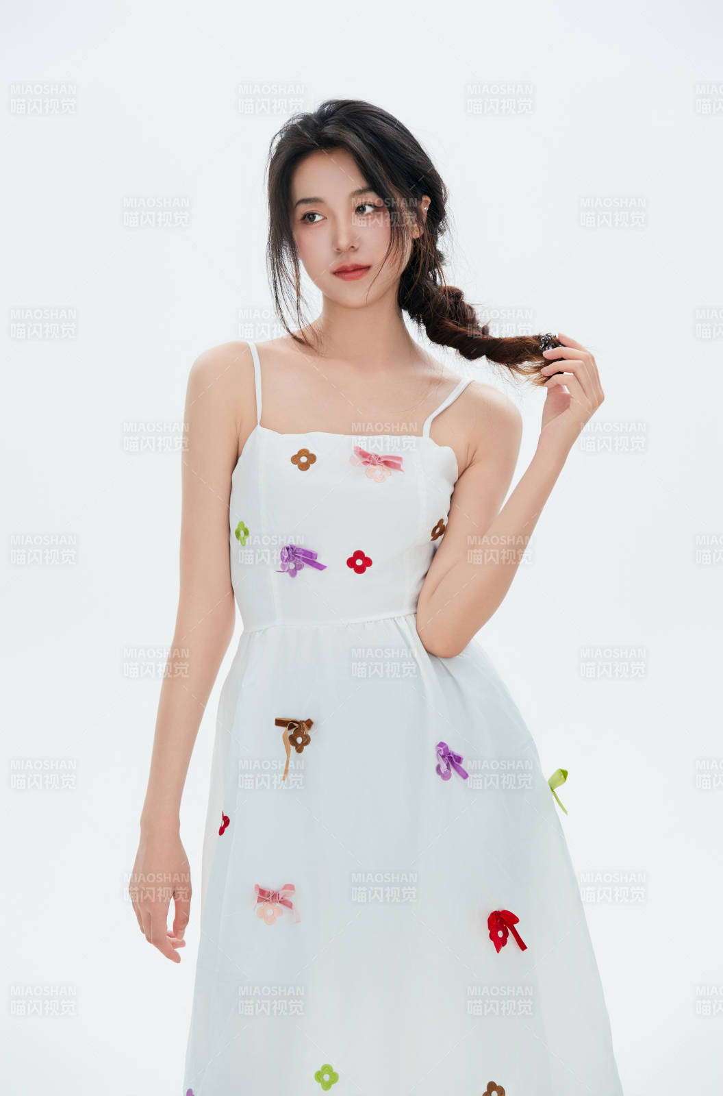 白色背景里的中国女性大学生图片