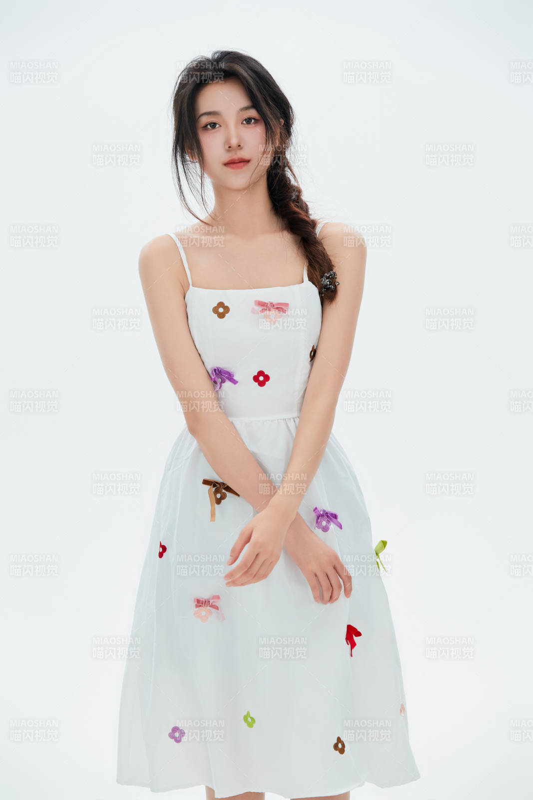 白色背景里的中国女性大学生图片