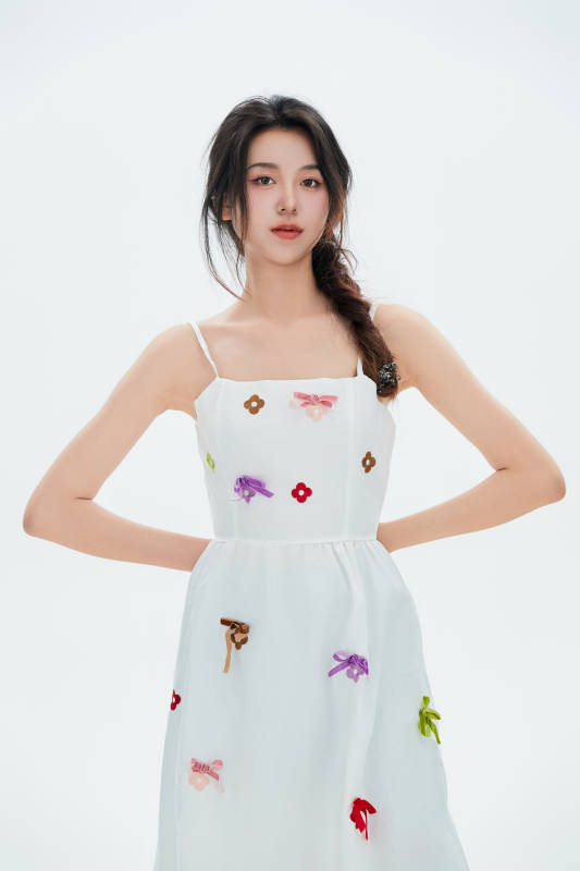 白色背景里的中国女性大学生图片