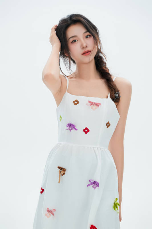 白色背景里的中国女性大学生图片