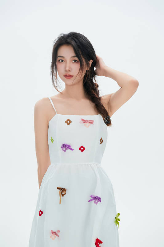 白色背景里的中国女性大学生图片