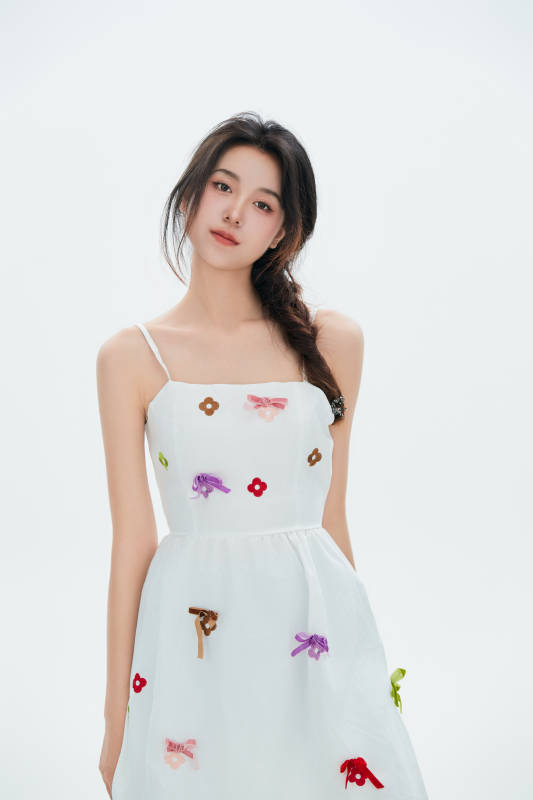 白色背景里的中国女性大学生图片