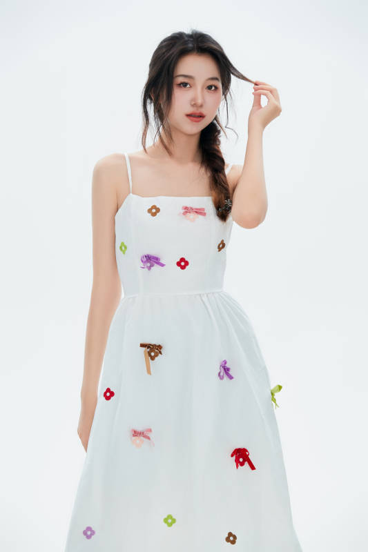 白色背景里的中国女性大学生图片