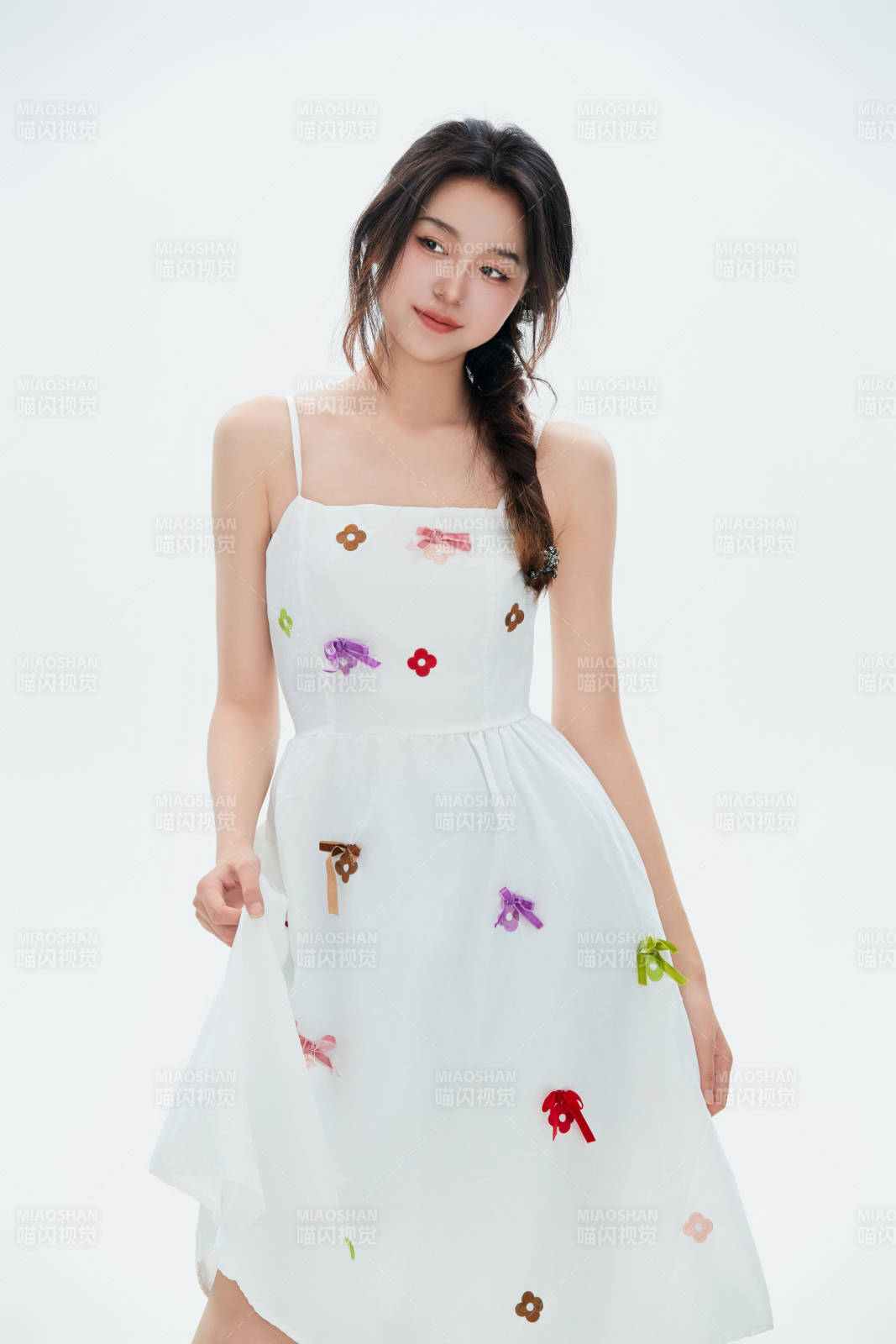 白色背景里的中国女性大学生图片