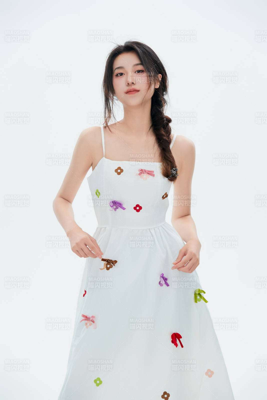 白色背景里的中国女性大学生图片