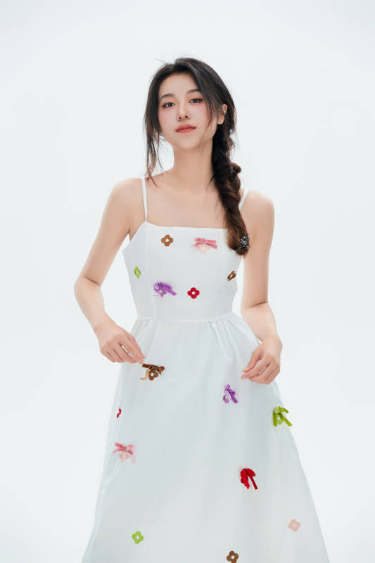 白色背景里的中国女性大学生图片