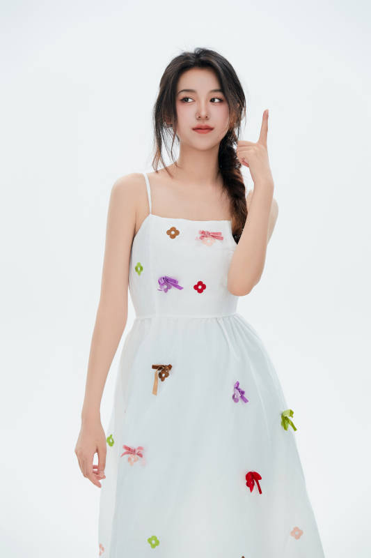 白色背景里的中国女性大学生图片