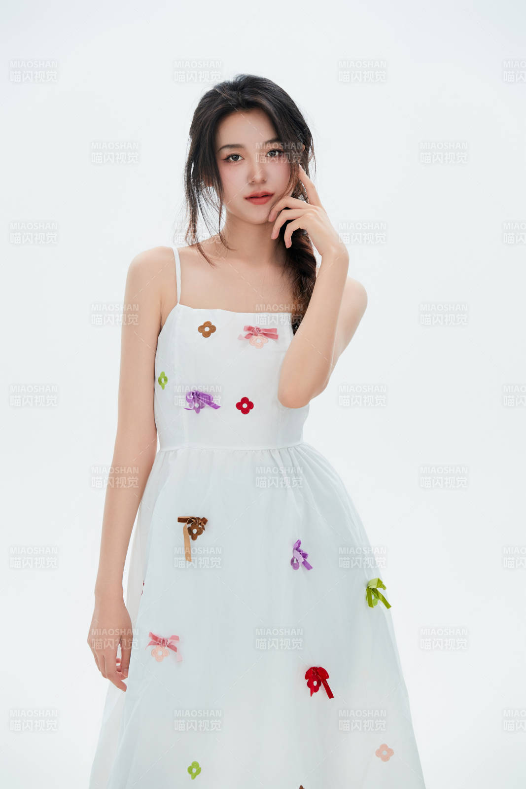 白色背景里的中国女性大学生图片