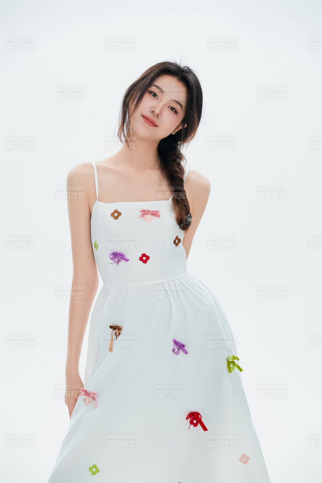 白色背景里的中国女性大学生图片