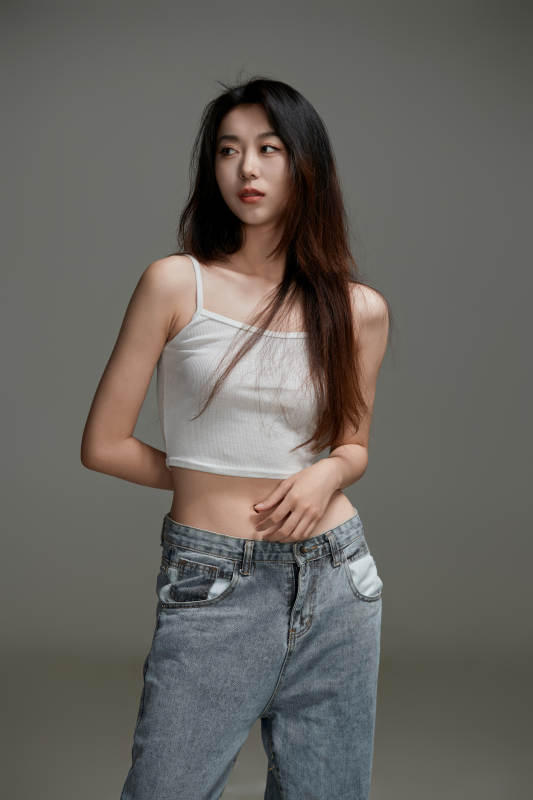 年轻活力亚洲年轻女性形象图片