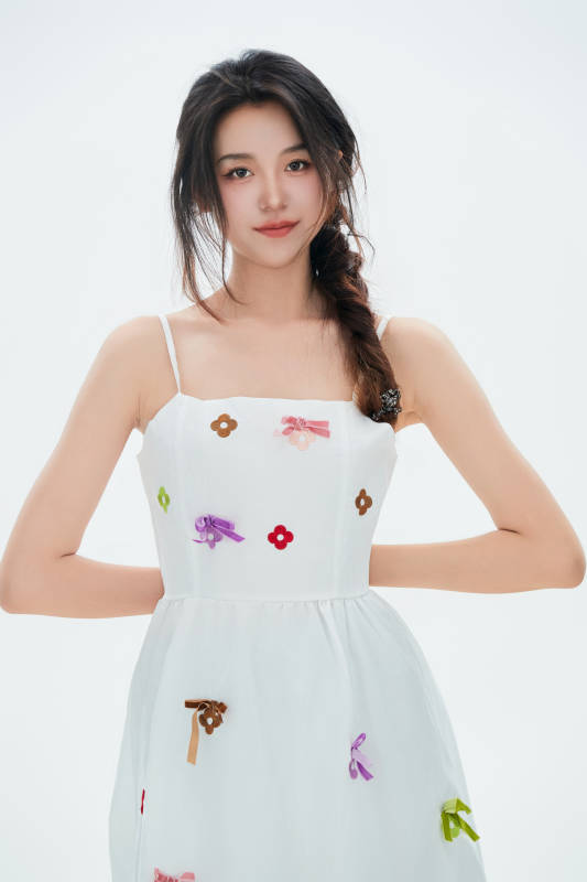 白色背景里的中国女性大学生图片