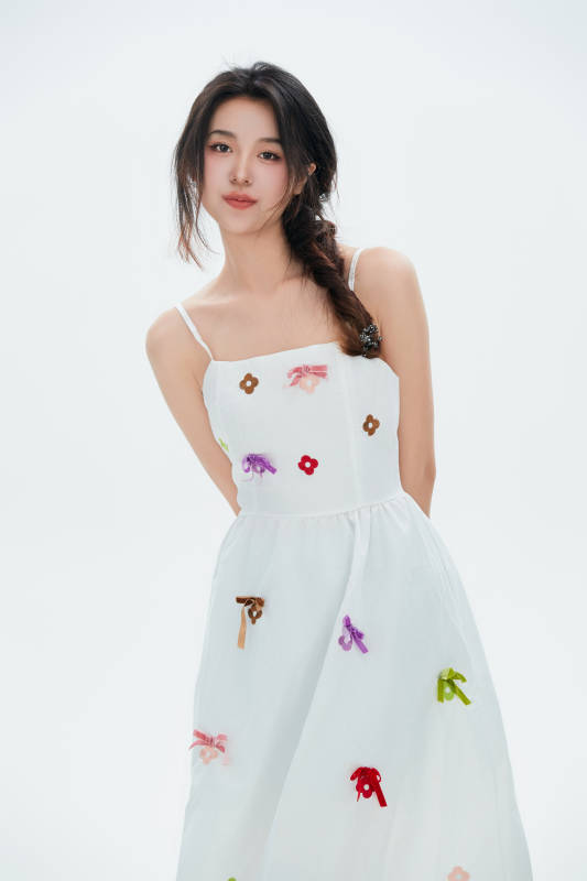 白色背景里的中国女性大学生图片