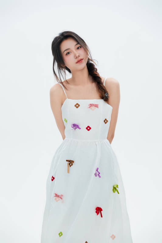 白色背景里的中国女性大学生图片