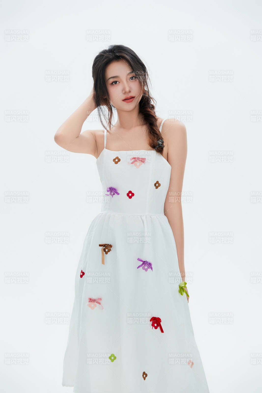 白色背景里的中国女性大学生图片