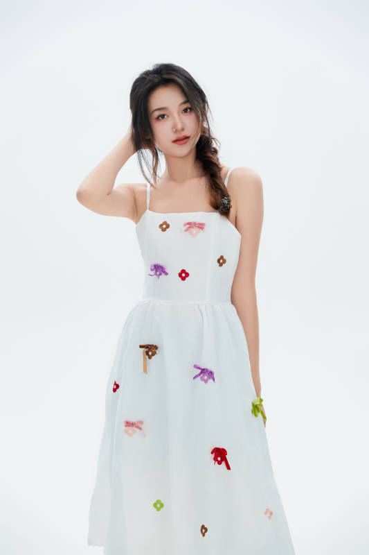 白色背景里的中国女性大学生图片