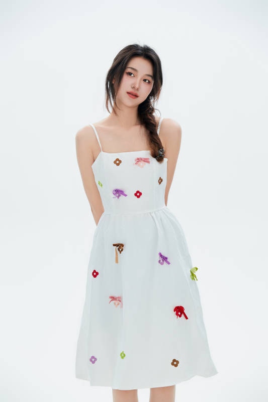 白色背景里的中国女性大学生图片