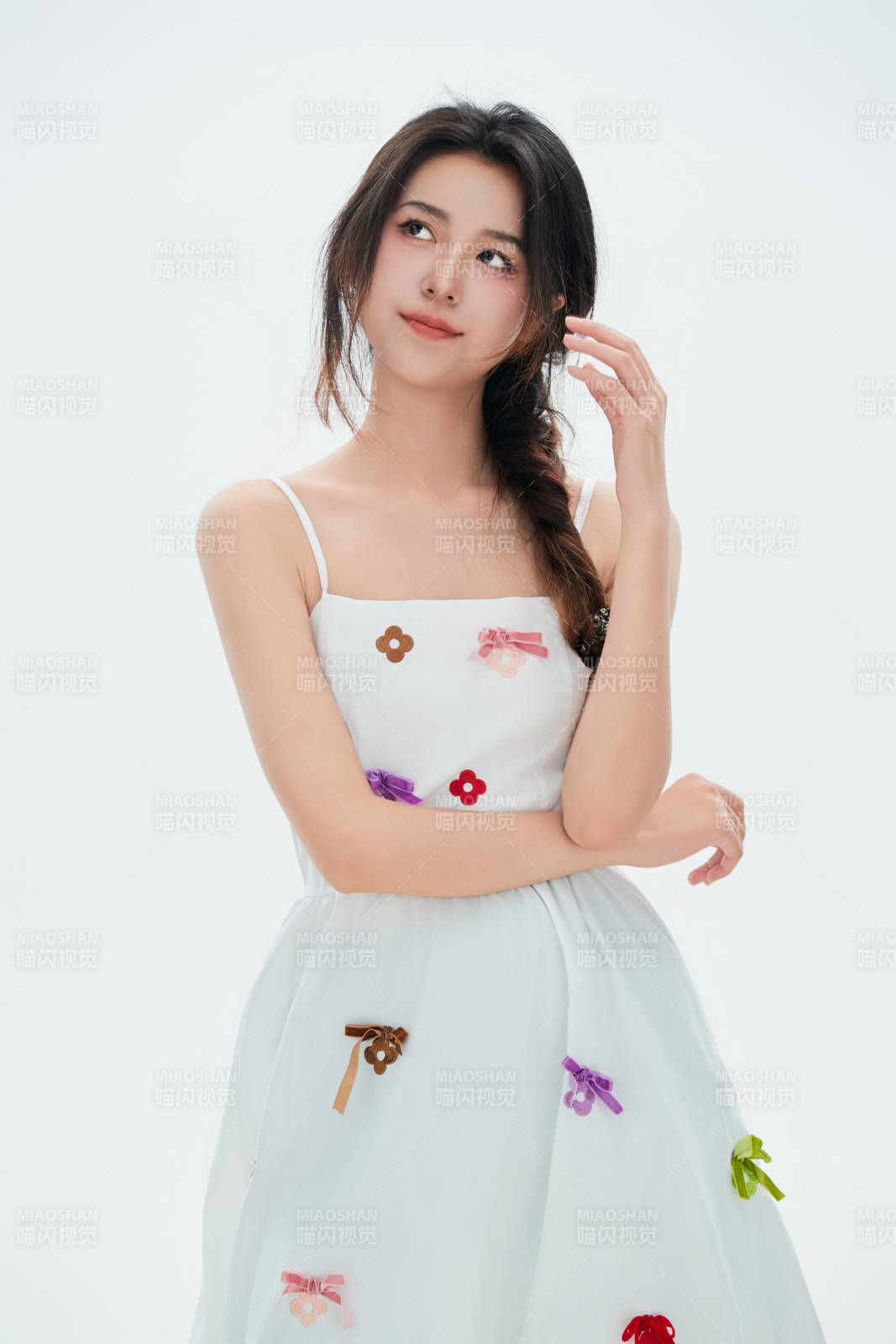 白色背景里的中国女性大学生图片