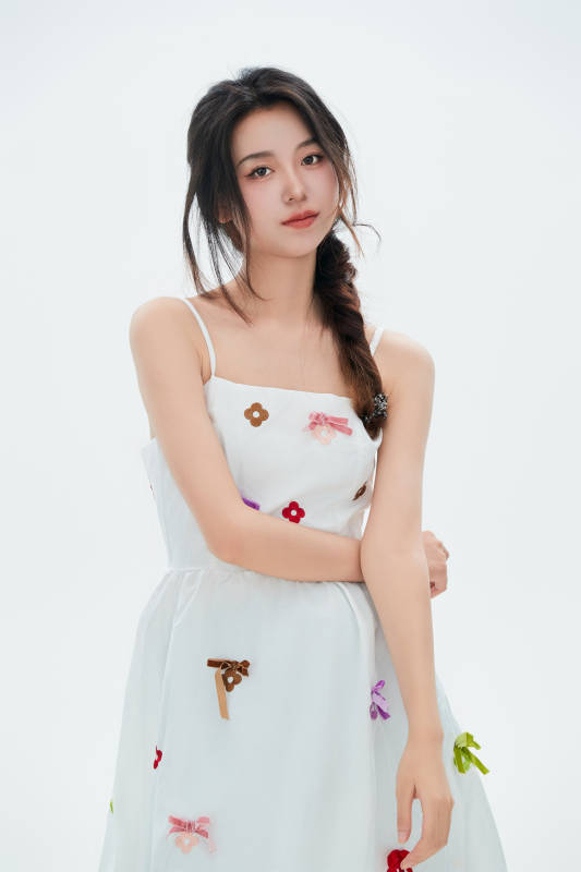 白色背景里的中国女性大学生图片