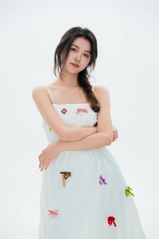 白色背景里的中国女性大学生图片