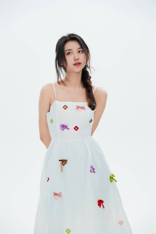 白色背景里的中国女性大学生图片