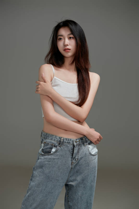 年轻活力亚洲年轻女性形象图片