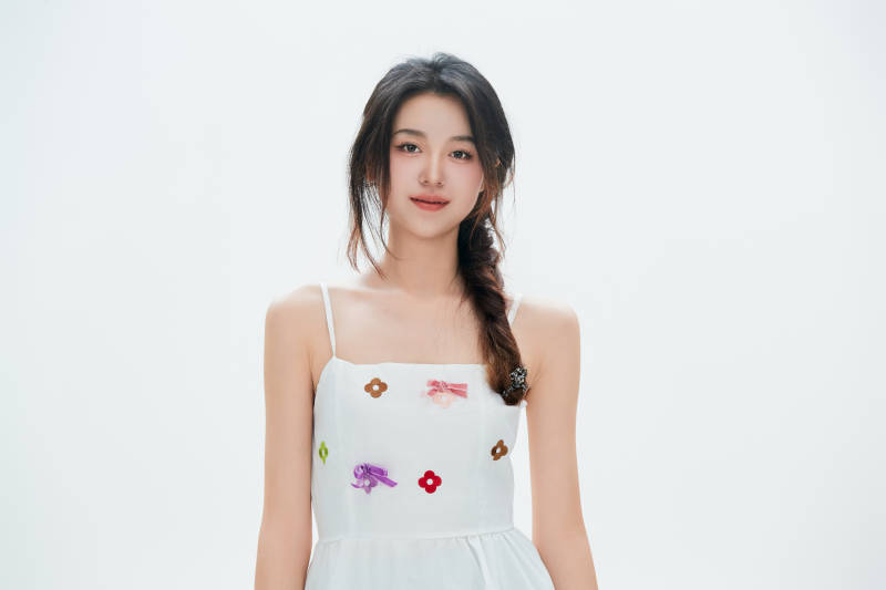 白色背景里的中国女性大学生图片