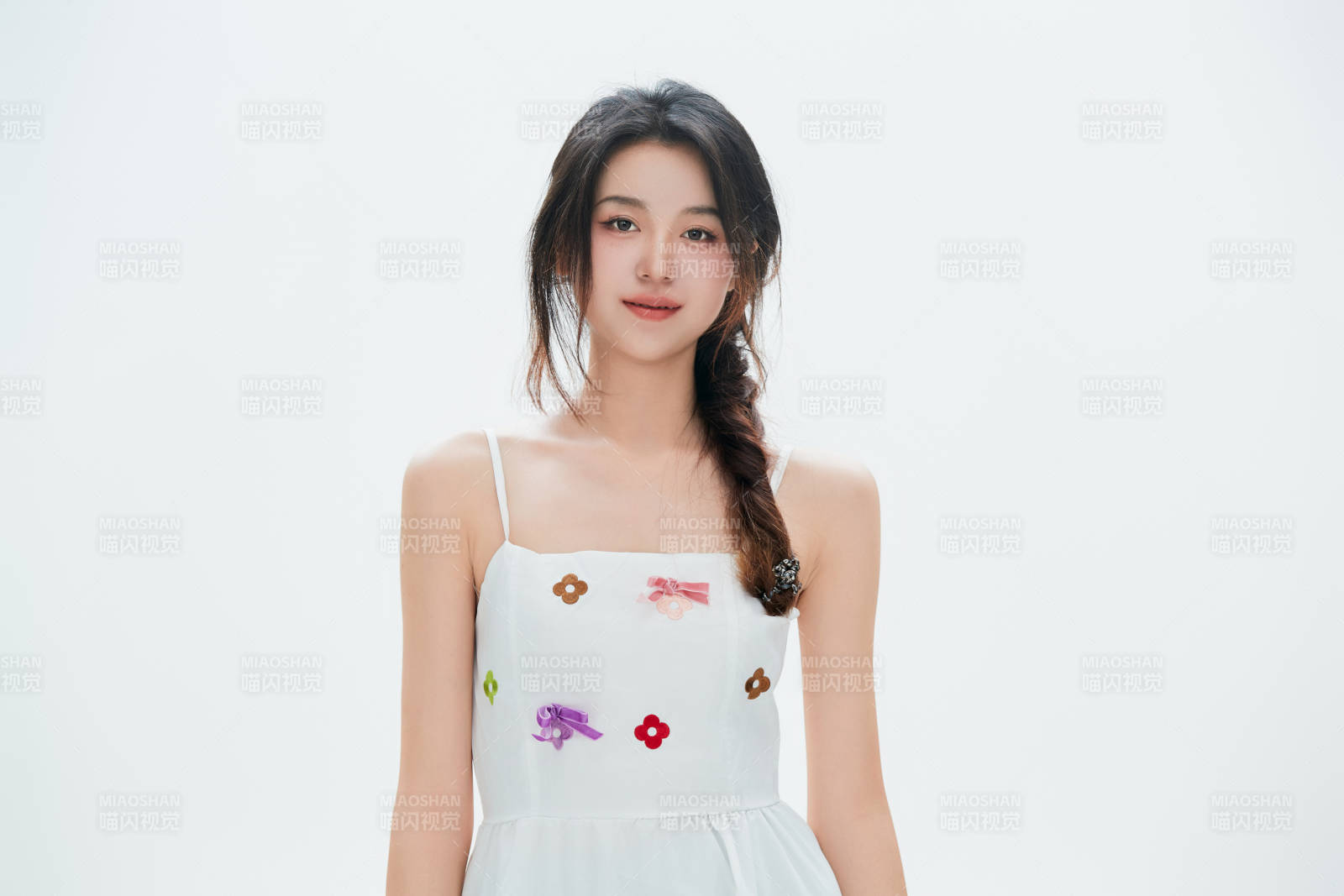 白色背景里的中国女性大学生图片