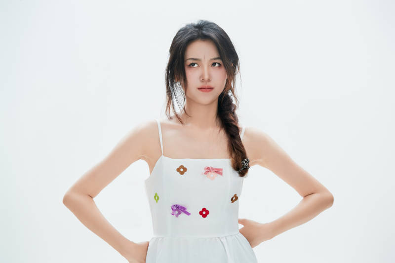 白色背景里的中国女性大学生图片