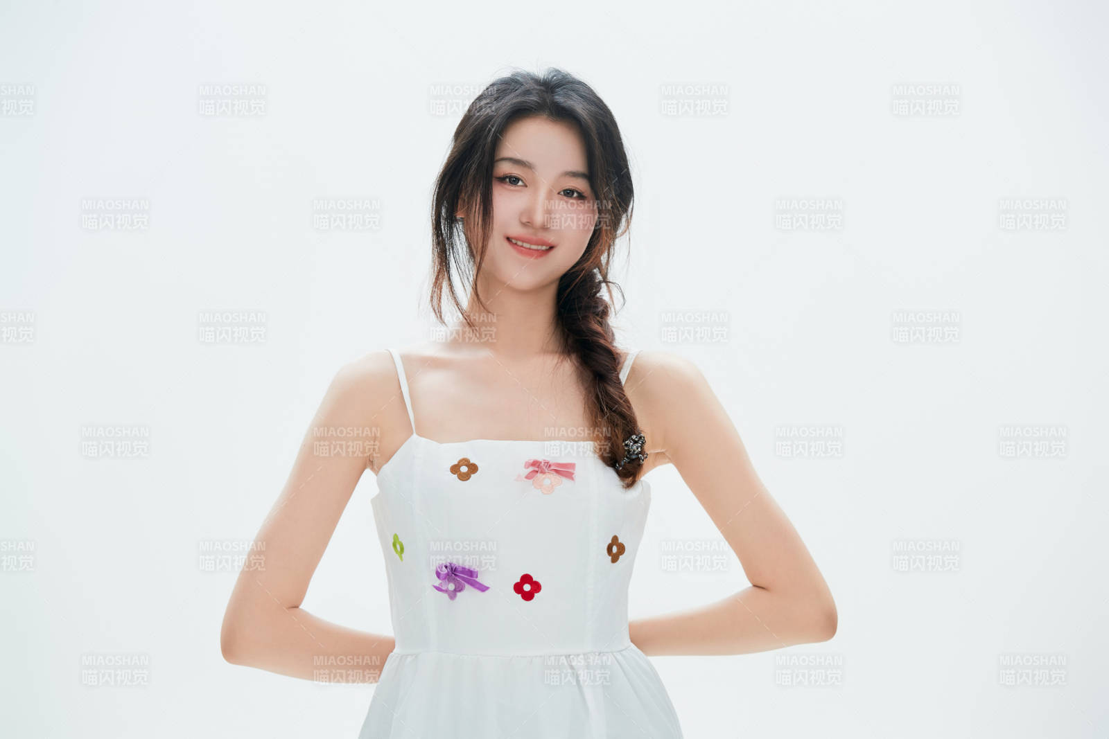 白色背景里的中国女性大学生图片