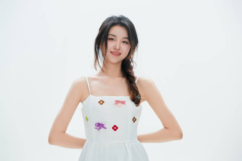 白色背景里的中国女性大学生图片