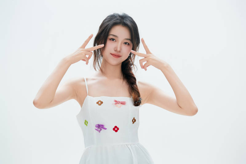 白色背景里的中国女性大学生图片