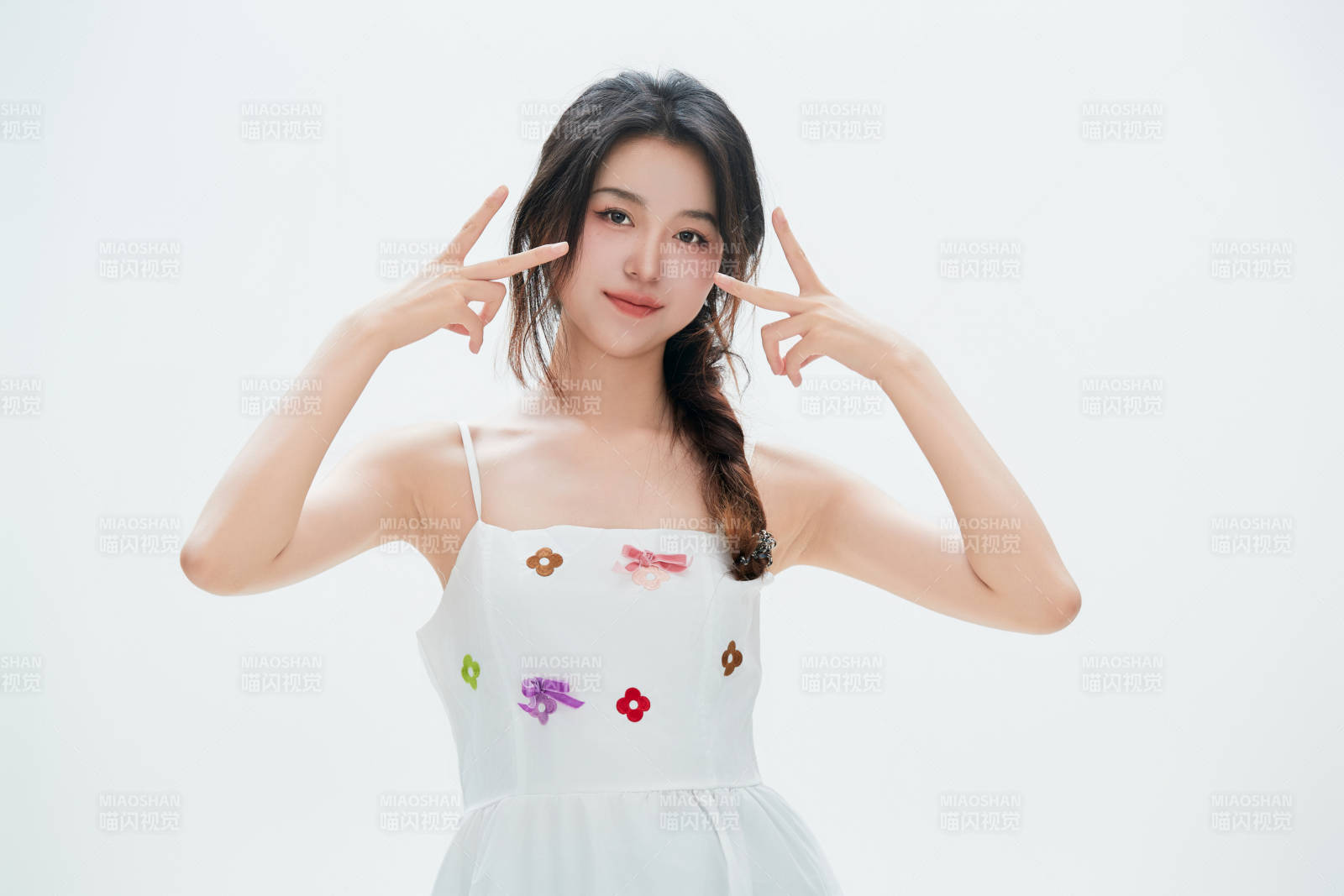 白色背景里的中国女性大学生图片