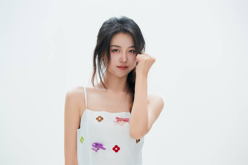 白色背景里的中国女性大学生图片