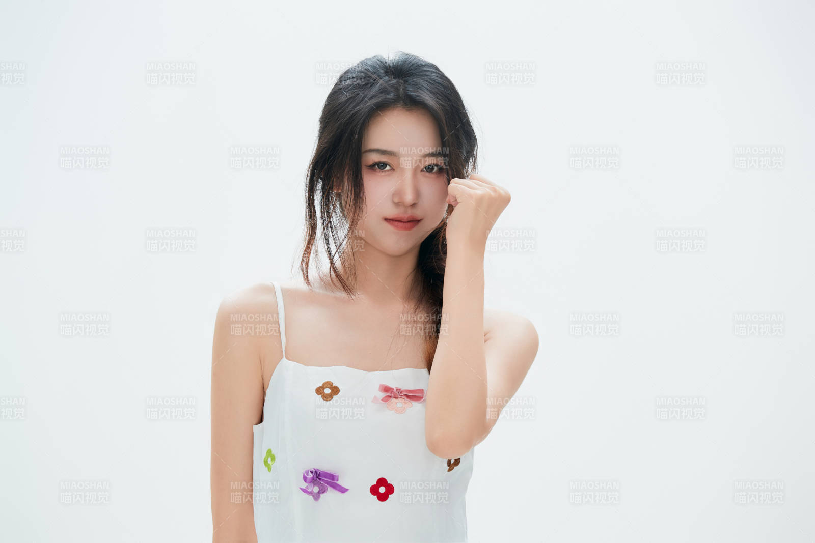 白色背景里的中国女性大学生图片