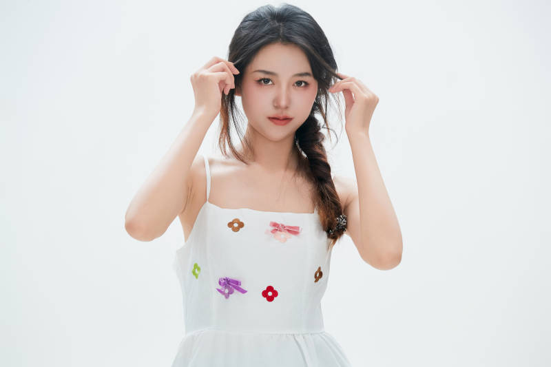 白色背景里的中国女性大学生图片