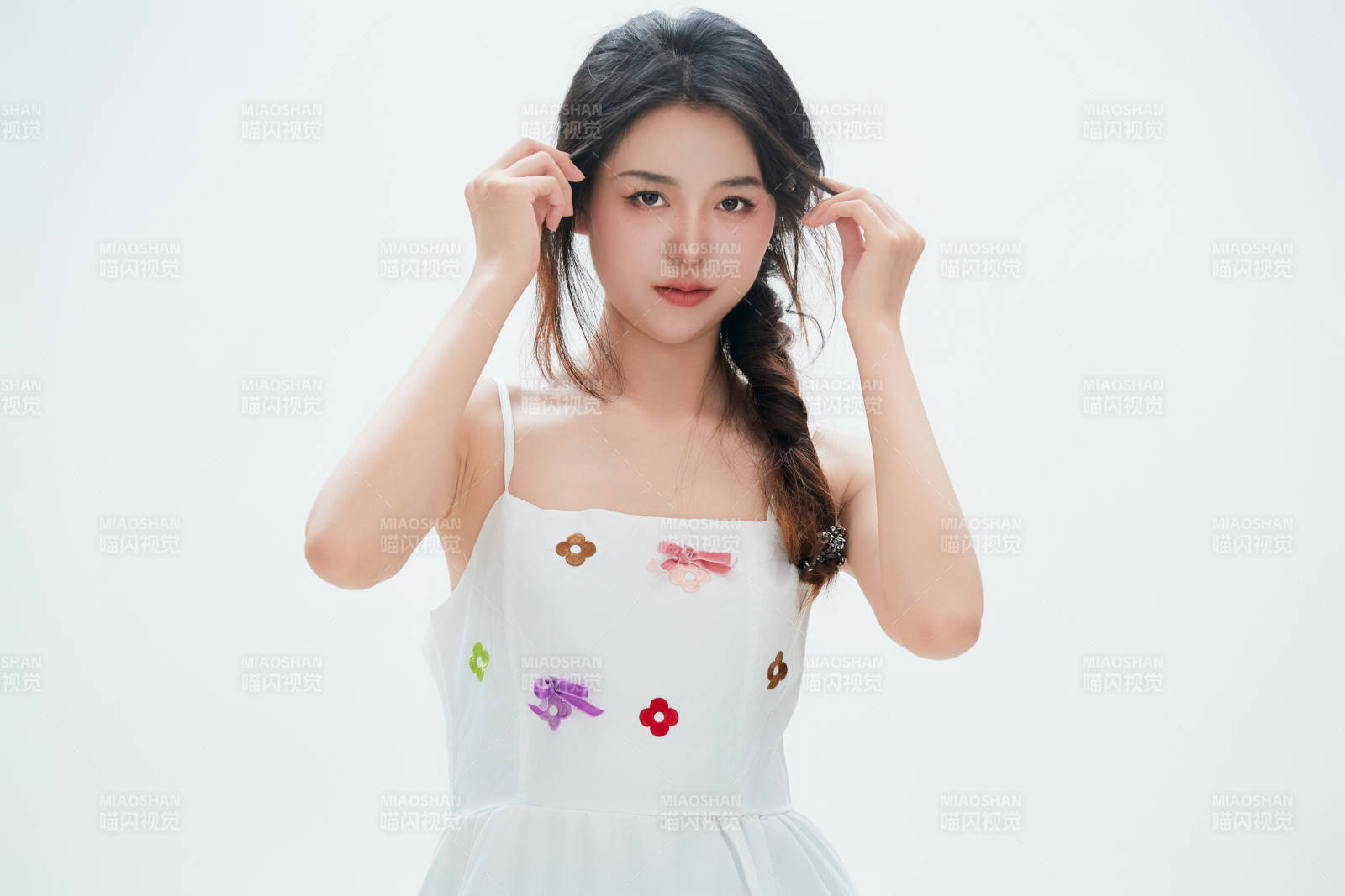 白色背景里的中国女性大学生图片