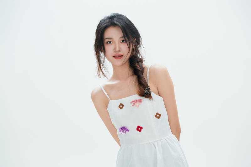 白色背景里的中国女性大学生图片